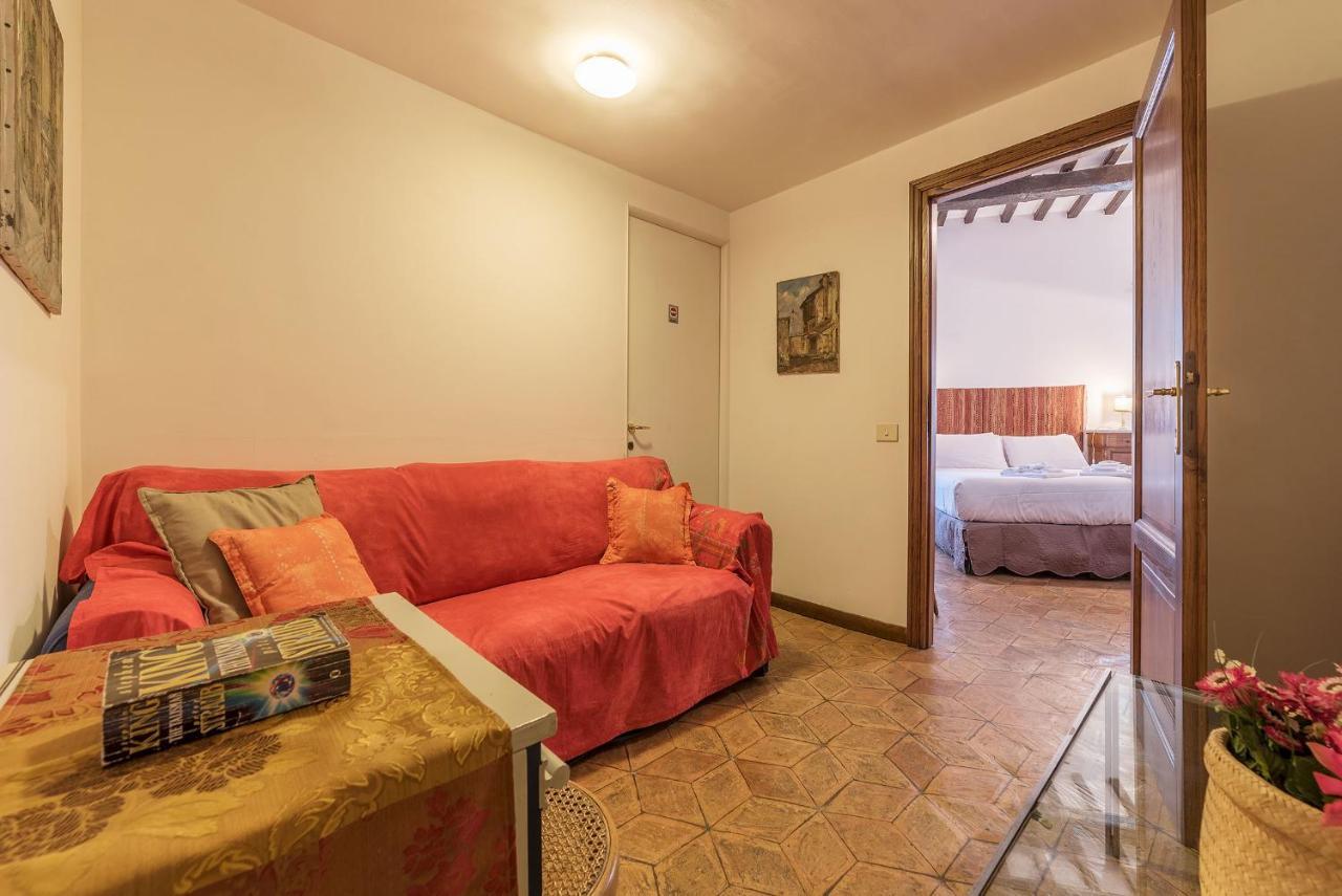 By The Charming Piazza Navona - Fromhometorome Apartamento